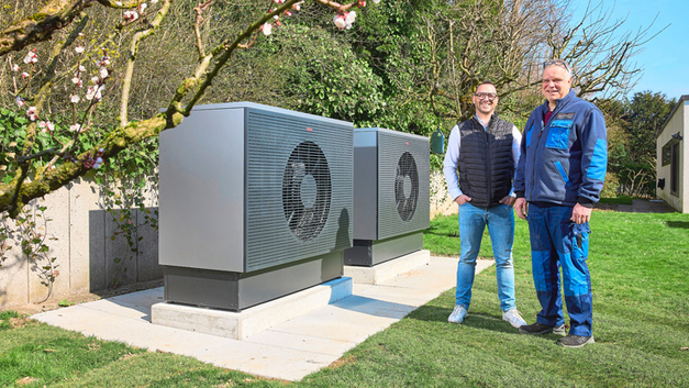 Marco Krauer (Elco) und Installateur Stephan Gertsch vor der neuen Kaskade (oben). Die Anlage versorgt die zwei aneinander gebauten Einfamilienhäuser aus den 1970er-Jahren (rechts).