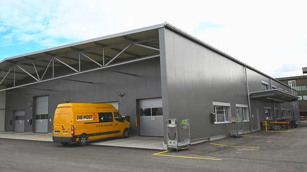 Im Verteilzentrum wird Post umgeladen und für die Zustellung sortiert. BILDER MICHAEL STAUB